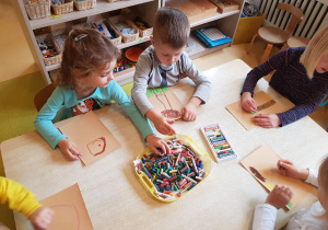 Dzieci rysują grzyby na papierze ściernym