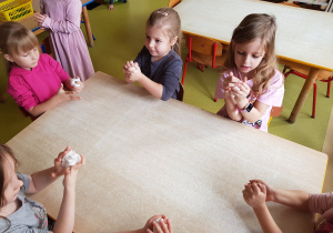 Dzieci lepią z masy plastycznej