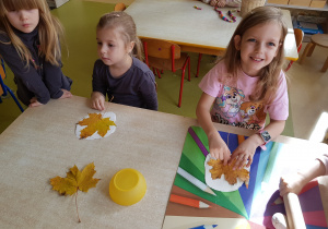 Dzieci lepią z masy plastycznej