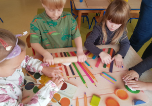 Dzieci wałkują z masę plastyczną