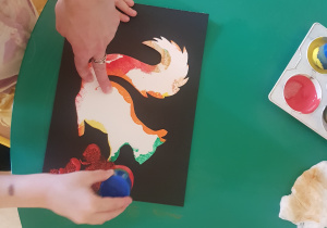 Stemplowanie na szablonie wiewiórki