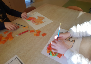 Dzieci ozdabiają ogon wiewiórki bibułą