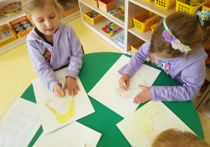 Dzieci rysują Anioła Stróża