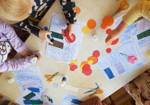 Dzieci podczas pracy plastycznej przedstawiającej znicze