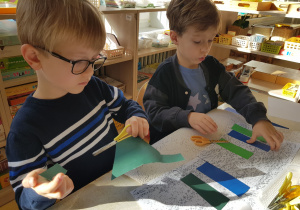 Dzieci podczas pracy plastycznej przedstawiającej znicze