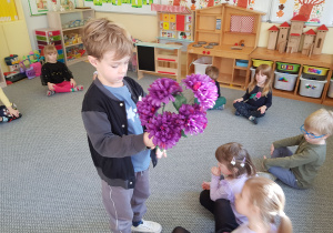 Ćwiczenia ciszy z chryzantemą