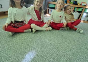 Dziewczynki pozują do zdjęcia w barwach narodowych