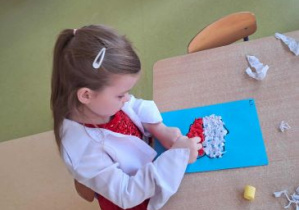 Ala wykleja kontur Polski barwami narodowymi