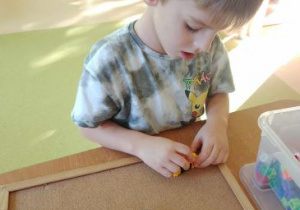 Tytus konstuuje z kolcków flagę Polski