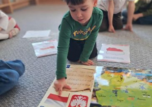 Miłosz pokazuje na ilustracji flagę Polski