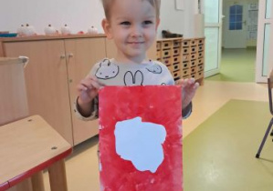 Bartek pozuje do zdjęcia z mapą Polski