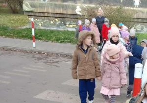 Dzieci przechodzą przez przejście dla pieszych