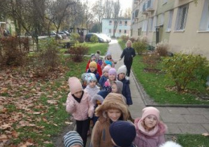 Dzieci podczas spaceru