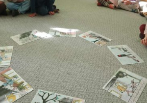 Dzieci siedzą na dywanie i słuchają historii o jamniku