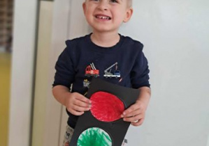 Antoś trzyma swój sygnalizator