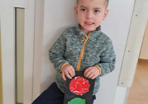 Ignaś pozuje do zdjęcia z sygnalizatorem