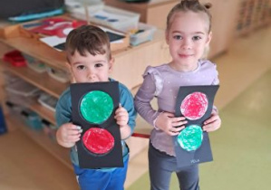 Miłosz i Pola trzymają swoje sygnalizatory