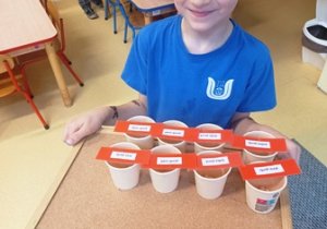 Franek wynosie swoją prace z perełkami na wystawę