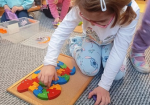 Julcia układa matematyczne puzzle