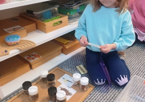 Marysia pracuje s puszkami zapachowymi