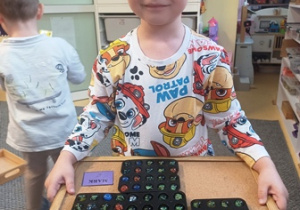 Mark i jego praca ze szklanymi kulkami