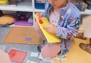 Janinka pracuje z układanką wtykową