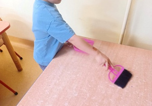 Kostas zamiata stolik