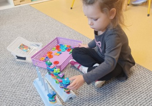 Lila segreguje korale