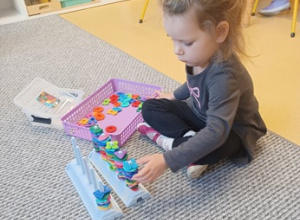 Praca na montessoriańskim materiale rozwojowym