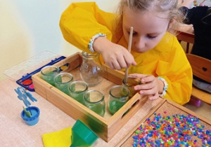 Helenka barwi wodę farbami