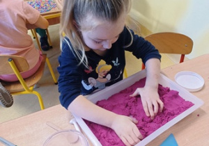 Olga w czasie pracy z piaskiem kinetycznym