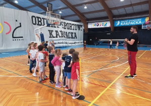 Dzieci w trakcie rozmowy z trenerem