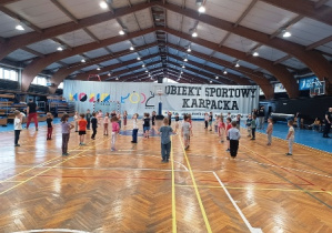 Dzieci w trakcie rozgrzewki