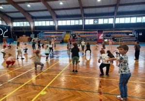 Dzieci wykonują przysiady