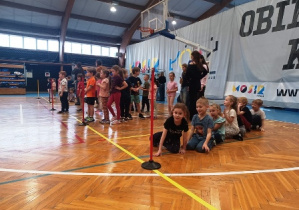 Dzieci podzielone na drużyny