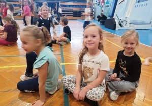 Dziewczynki siedzą na podłodze