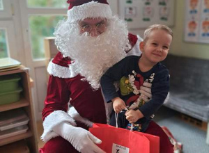 Odwiedziny Mikołaja w Przedszkolu - wręczenie prezentów Dzieciom w każdej grupie