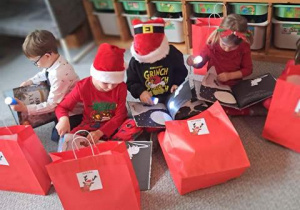 Dzieci podczas oglądania prezentów od Mikołaja