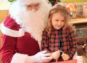 Odwiedziny Mikołaja w Przedszkolu - wręczenie prezentów Dzieciom w każdej grupie