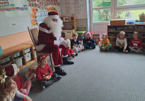 Dzieci rozmawiają z Mikołajem