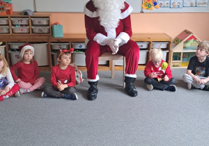 Dzieci rozmawiają z Mikołajem