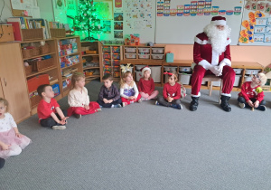 Dzieci rozmawiają z Mikołajem