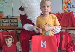 Chłopiec pozuje z Mikołajem