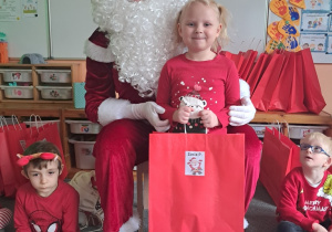 Dziewczynka pozuje z Mikołajem