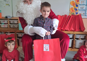 Chłopiec pozuje z Mikołajem