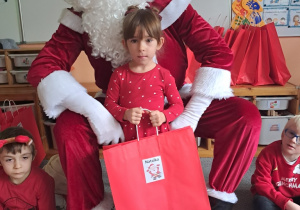 Dziewczynka pozuje z Mikołajem