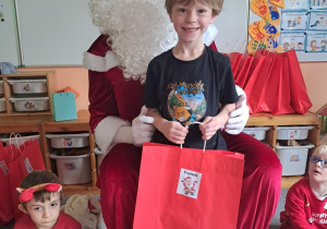 Chłopiec pozuje z Mikołajem