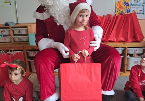 Dziewczynka pozuje z Mikołajem