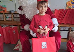 Chłopiec pozuje z Mikołajem