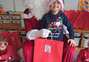 Chłopiec pozuje z Mikołajem